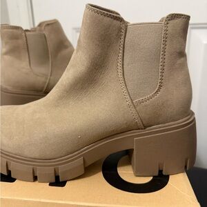 Steve Madden Chunky Chelsea Bootie in Taupe size 8 zippers lug sole
